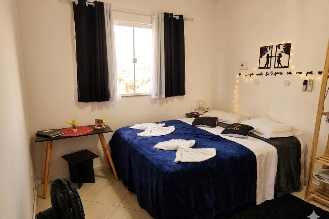 Tijucas House | Quarto Casal Elegance Banheiro compartilhado Tela TV YouTube Apps Pousada Tijucas Lua encantada