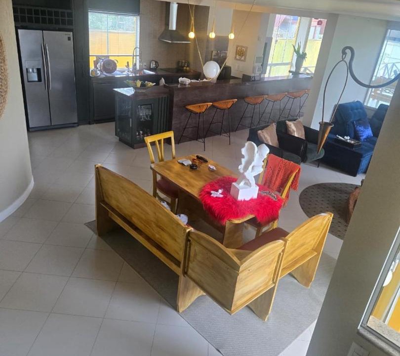 Meia Praia House | Casa amarela