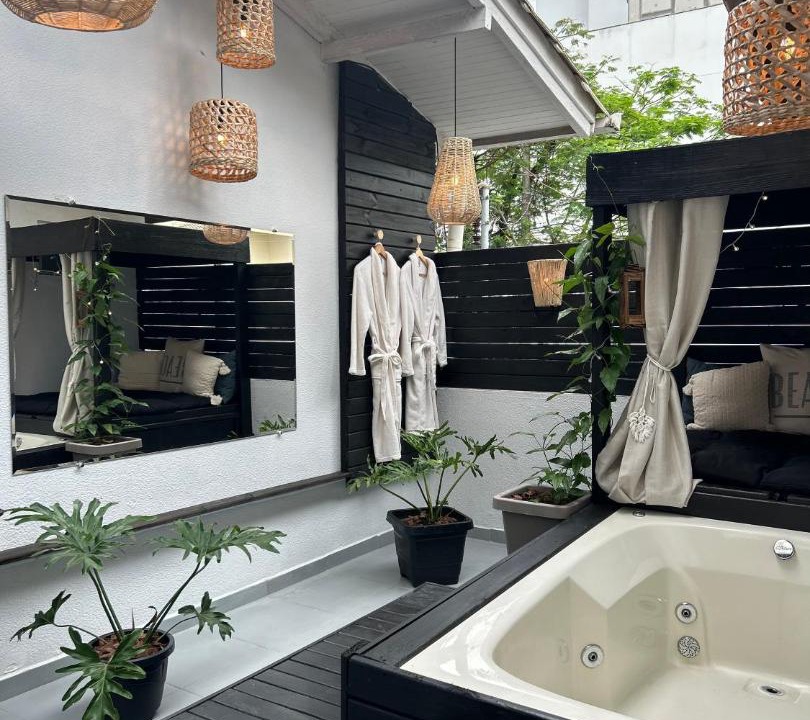 Pioneiros Apartment | Chalé com lareira & jacuzzi privativa aquecida 300 m da Praia e Roda Gigante