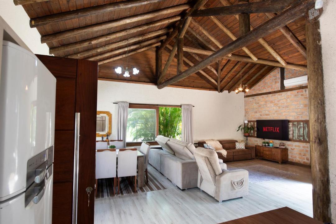 Ribanceira House | Casa Rústica com Piscina Privativa, Banheira de Hidromassagem, Ar-Condicionado, Pet friendly - Refúgio na Natureza a 5 Minutos do Centro de Imbituba, Perfeita para Famílias e Grupos