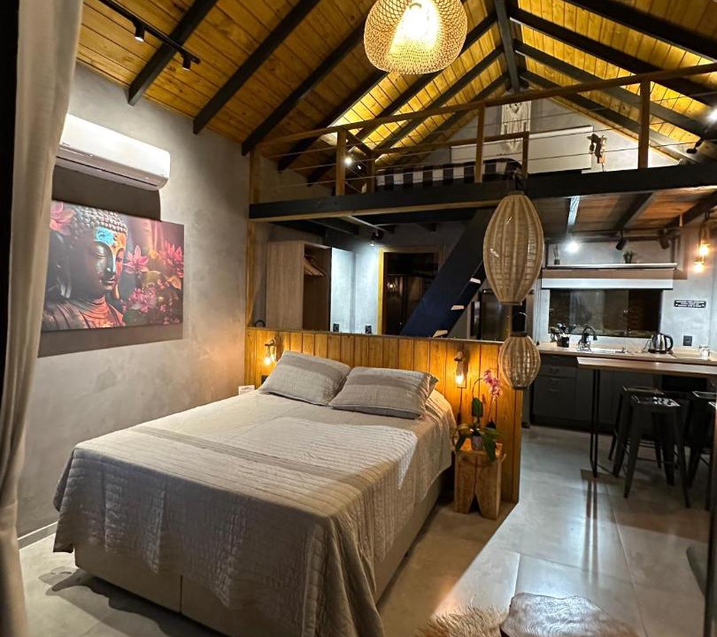 Praia do Rosa Ski Chalet | Cabanas Sonho Rosa - com banheira hidro e cesta de café cortesia na primeira manhã
