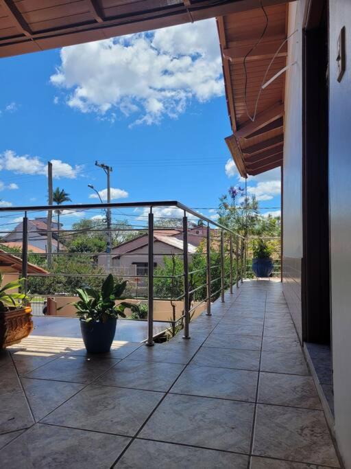 Harmonia Apartment | Studio com sacada, área de lazer e garagem.