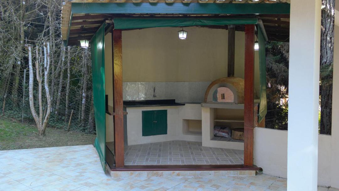 Alto da Boa Vista House | Refúgio Familiar com Piscina, Lareira e Quadra em Campos do Jordao SP