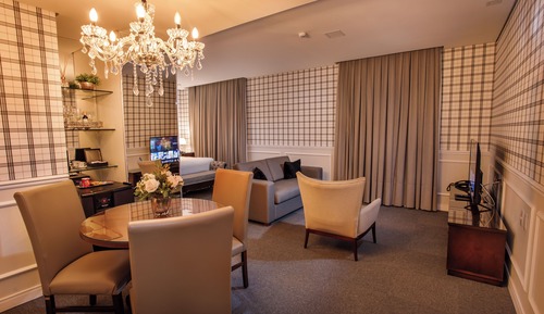 Suite (Charming)