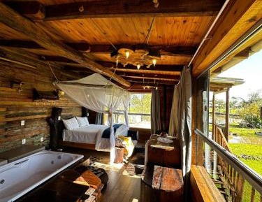 Queen Suite with Spa Bath