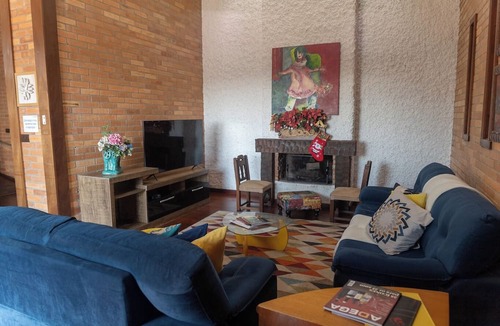 Humaita House | Casa com Vista Lareira e Churrasqueira na Serra