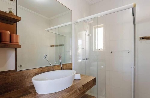 Cachoeira do Bom Jesus Apartment | House in Condo w/Pool, 300m From the Beach Ali024