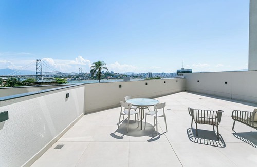 Centro Apartment | The Bridge by Viva - Prédio com piscina no terraço e academia em Floripa
