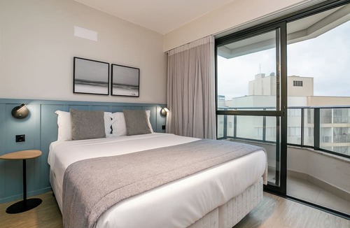 Centro Apartment | The Bridge by Viva - Prédio com piscina no terraço e academia em Floripa