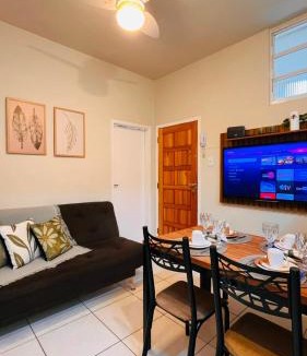 Gonzaga Apartment | Praia do Gonzaga, 5 hóspedes, 2 Quartos, Ar Condicionado, Pé na Areia
