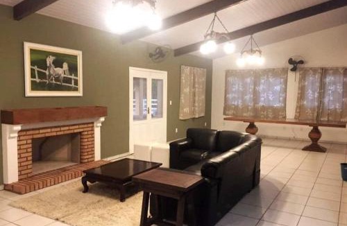 Itapetininga House | Private Suite with Kitchen & Pool Access