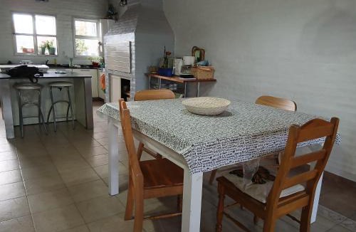 Trelew House | Habitación doble con baño compartido en una amplia y confortable casa