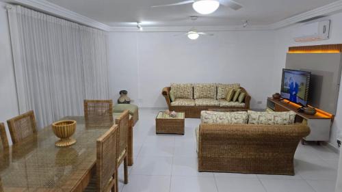 Barra Funda Apartment | Apartamento pé na areia Guarujá 3 quartos 3 banheiros sala cozinha equipada