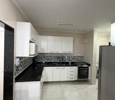 Tupi Apartment | Frente Vista Mar com Varanda WI FI 10m da praia da TUPI - ESTACIONAMENTO gratuito