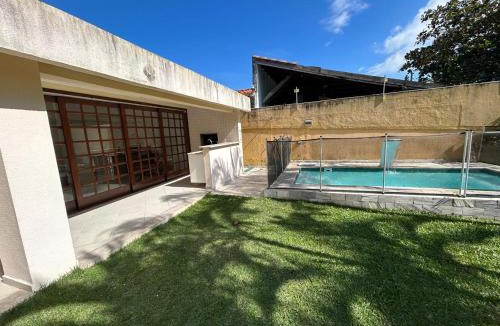Enseada House | Casa com Piscina e churrasqueira - 100 metros da praia- 4 Dorm para até 13 pessoas