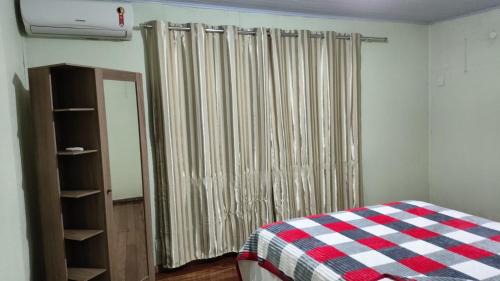 Foz do Iguacu Villa | Casa Amarela Superhost 3 quartos 2Wc 1Suite piscina a 20min das Cataratas ar split e piscina
