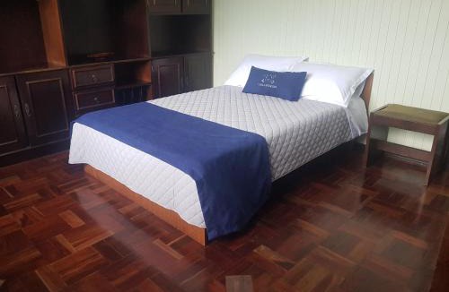 Cambara do Sul House | CASA COMPLETA CENTRAL, 4 Qtos, Wi-Fi, 130m quadrados, 4 Camas Casal, Churrasqueira Interna, Quintal com Área Verde e Pomar, Varanda, 2 Banheiros, 9 Pessoas, Área Frontal, Garagem Coberta, Estacion Interno 2 Carros, Fogão a Lenha