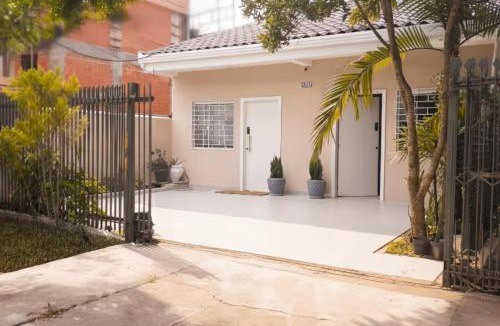 Novo Mundo House | Casa Studio térreo com vaga de garagem