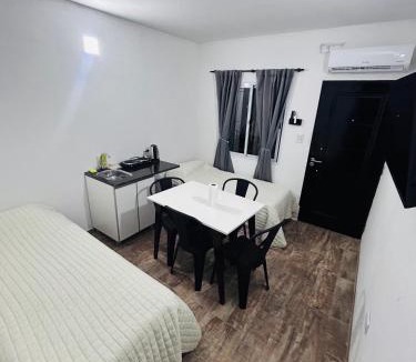 Spegazzini Apartment | Departamento ESTRADA ideal para pasajeros en tránsito, viajes laborales o estadías cortas Ubicado en Ezeiza, a solo 20 minutos del Aeropuerto Internacional Ministro Pistarini, ofrece comodidad y practicidad para hasta 4 personas