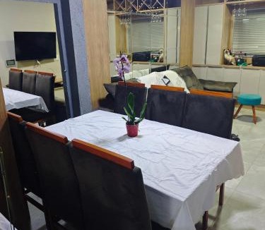 Esmeralda Apartment | Sobrado amplo bem localizado em cascavel 1 suíte mais dois quartos ate 5 pessoas