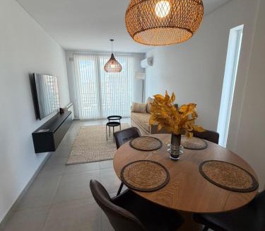 Bahia Blanca Apartment | "Estomba VISTA PREMIUM, céntrico, nuevo, super equipado, con balcón, cochera opcional en el mismo edificio"