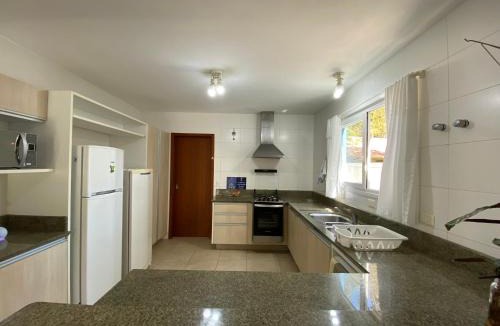 Morro das Pedras House | Casa Mar Alto, casa compartilhada com vibe de hostel a poucos passos da Praia Morro das Pedras em Florianópolis