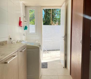 Morro das Pedras House | Casa Mar Alto, casa compartilhada com vibe de hostel a poucos passos da Praia Morro das Pedras em Florianópolis