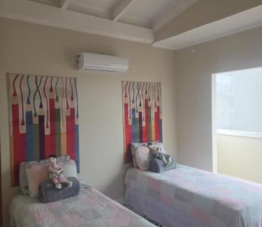 Meia Praia House | Casa amarela