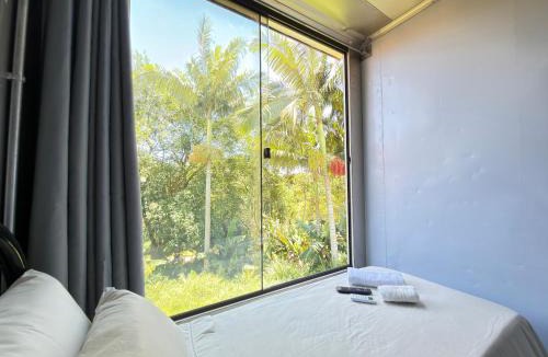Itaipava House | Casa Container Moderna com Vista da Natureza em Itajaí