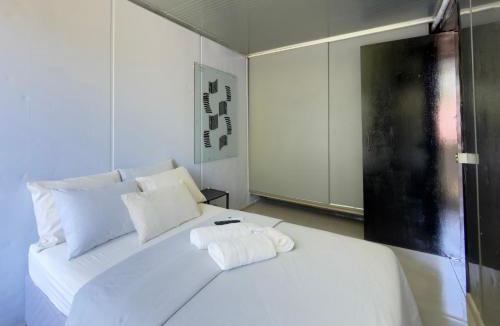 Itaipava House | Casa Container Moderna com Vista da Natureza em Itajaí