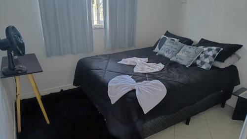 Tijucas House | Quarto Casal Elegance Banheiro compartilhado Tela TV YouTube Apps Pousada Tijucas Lua encantada
