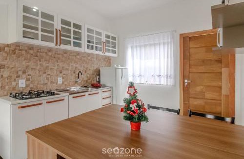 Praia da Armacao do Itapocoroi House | 1BR house w/BBQ & garage in Penha – JCS0004