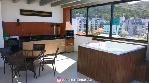 Governador Celso Ramos Apartment | Cobertura fantástica apenas 70 metros da praia