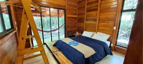 Piedade Ski Chalet | Cabana de madeira entre as árvores