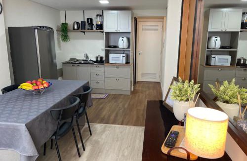 Velha Apartment | Apto térreo, 2 quartos a 5min da Vila Germânica, com ar e garagem