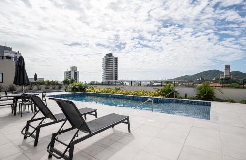 Praia da Armacao do Itapocoroi Apartment | Apto A 300m PRAIA e 8min Beto Carreiro c Vista Mar Incrível Ar Condicionado Churrasqueira privativa Condo Completo com Piscina Academia ao Ar livre Sauna Playground Portaria 24H e Vaga privativa de Garagem Reserve Agora e Viva essa Experiência