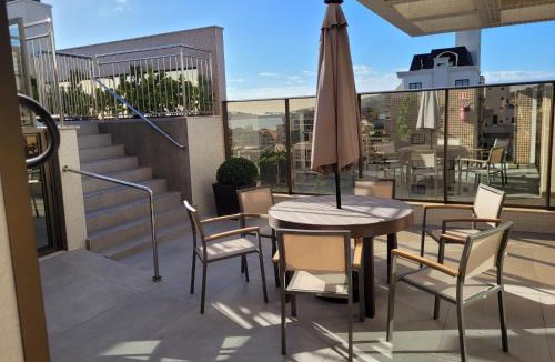 Bombas Apartment | Apartamento 2 suítes, piscina aquecida condomínio, alto padrão, 1 quadra mar, familiar