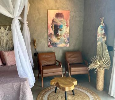 Praia do Rosa Ski Chalet | Cabanas Sonho Rosa - com banheira hidro e cesta de café cortesia na primeira manhã