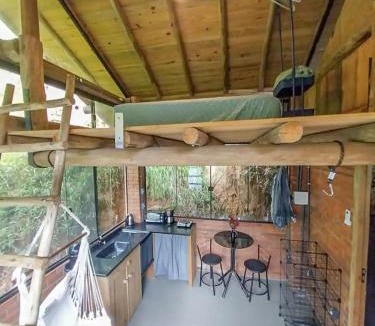 Antonio Carlos Cabin | Suíte com Mezanino e Cachoeira no Quintal