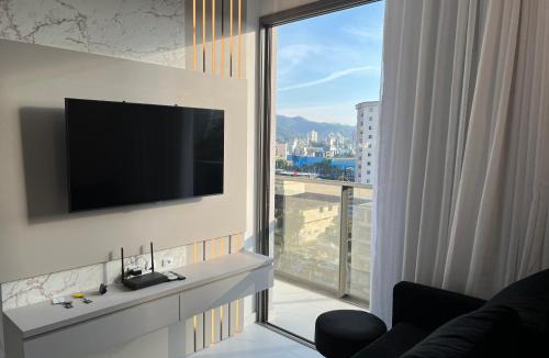 Centro Apartment | Ap completo a 900m da Vila Germânica com Piscina, Academia, Wi-Fi, Ar, Garagem e Tv no quarto