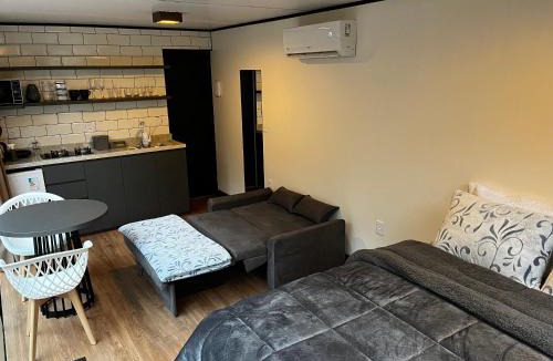 Canela Ski Chalet | Lofts a 2km da Catedral, Pet Friendly, Wi-fi 1gb, Ar condicionado