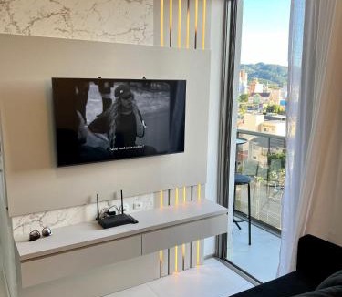 Centro Apartment | Ap completo a 900m da Vila Germânica com Piscina, Academia, Wi-Fi, Ar, Garagem e Tv no quarto