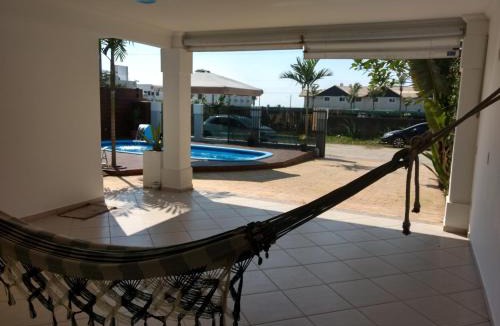 Canto Grande House | Linda casa com piscina e 4 suites no mariscal a 100 metros da praia