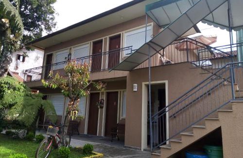 Carniel House | Hospedagem Caminho das Rosas-suítes em Gramado
