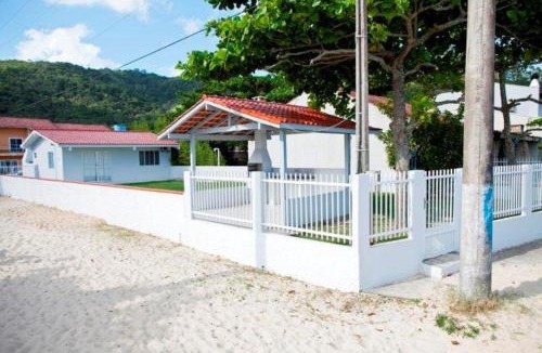 Zimbros House | Bruno Klemtz Casa frente Mar Pé na areia Lindo pátio com gramado privativo Ar Split WIFi - 6 x sem juros