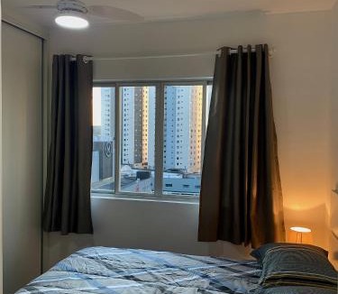 Bigorrilho Apartment | 707- Apartamento Encantador, amplo e decorado, quarto, sala, cozinha, mobiliario moderno, cozinha completa com utensílios , Excelente vista da cidade e localização privelegiada no bairro Bigorrilho