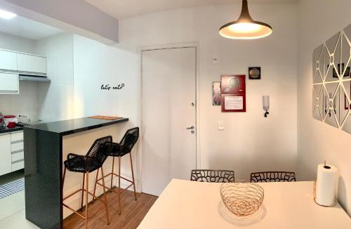 Bigorrilho Apartment | 707- Apartamento Encantador, amplo e decorado, quarto, sala, cozinha, mobiliario moderno, cozinha completa com utensílios , Excelente vista da cidade e localização privelegiada no bairro Bigorrilho