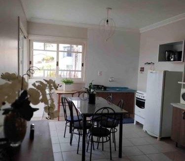 Fenavinho House | Casa em bairro nobre, bem localizada, com suite.