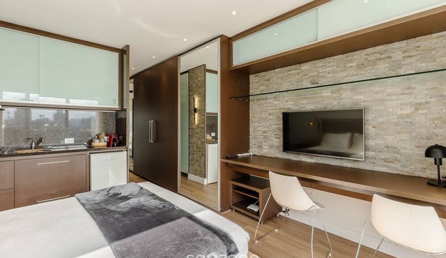 Studio in Condominium With Pool and Gym Nwc1510