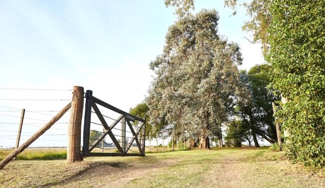 This cottage is a 4 bedroom(s), 3 bathrooms, located in San Antonio de Areco, Provincia de Buenos Aires.